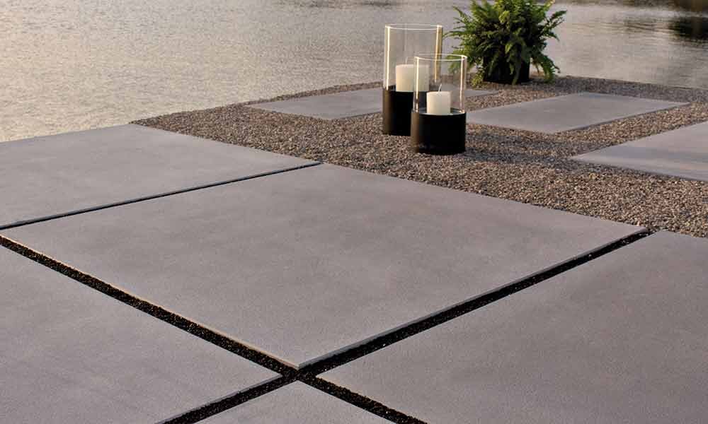 Ambientbild einer Terrasse mit Titania Terrassenplatten grau